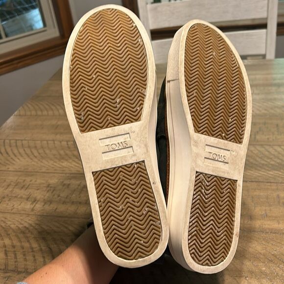 Toms Green Camo Slip-On Shoes with White Fur Lining - Picture 7 of 13